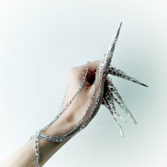 Long Finger Claw bracelet BNIB silver - Picture 2 of 2